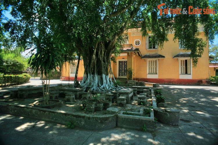 Tờ Chiếu thoái vị lịch sử đã được quan đại thần Phạm Khắc Hòe niêm yết tại Phu Văn Lâu từ ngày 25/8/1945 và được vua Bảo Đại tuyên đọc trước toàn thể quốc dân vào chiều ngày 30/8/1945, tại lầu Ngọ Môn, đánh dấu sự kết thúc của chế độ phong kiến Việt Nam.