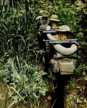 Nhiều chiến sĩ dùng súng do Pháp sản xuất, có từ thời kỳ trước năm 1954.