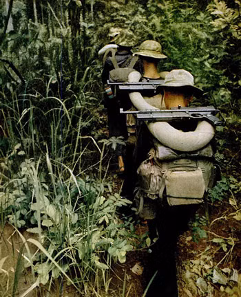 Nhiều chiến sĩ dùng súng do Pháp sản xuất, có từ thời kỳ trước năm 1954.