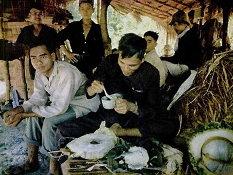 Bữa trưa với xôi của các chiến sĩ Giải phóng. Sau khi có các tư liệu cần thiết từ rừng sâu, Jean-Piere Moscardo và Gerald Robion đã quay lại Sài Gòn. Từ đây, các hình ảnh của họ được gửi cho tạp chí Time và nhanh chóng được cả thế giới biết đến.