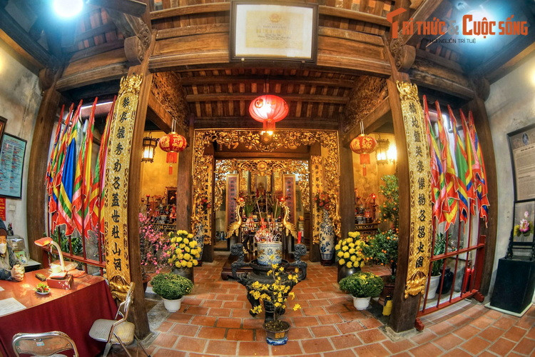 Năm 1646, Trần Quốc Khải được cử đi sứ Trung Hoa. Là người thông minh và nhanh nhạy, ông đã học được kỹ thuật tinh xảo của nghề thêu và nghề làm lọng, đưa các nghề này về truyền cho nước ta.