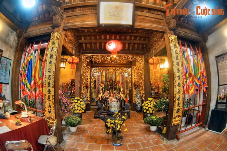 Năm 1646, Trần Quốc Khải được cử đi sứ Trung Hoa. Là người thông minh và nhanh nhạy, ông đã học được kỹ thuật tinh xảo của nghề thêu và nghề làm lọng, đưa các nghề này về truyền cho nước ta.