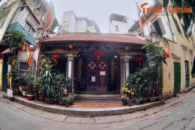 Nằm ở số 2 phố Yên Thái, phường Hàng Gai, quận Hoàn Kiếm, đình Tú Thị là nơi thờ ông Lê Công Hành, người được coi là ông tổ của những người thợ thêu cổ truyền Việt Nam.