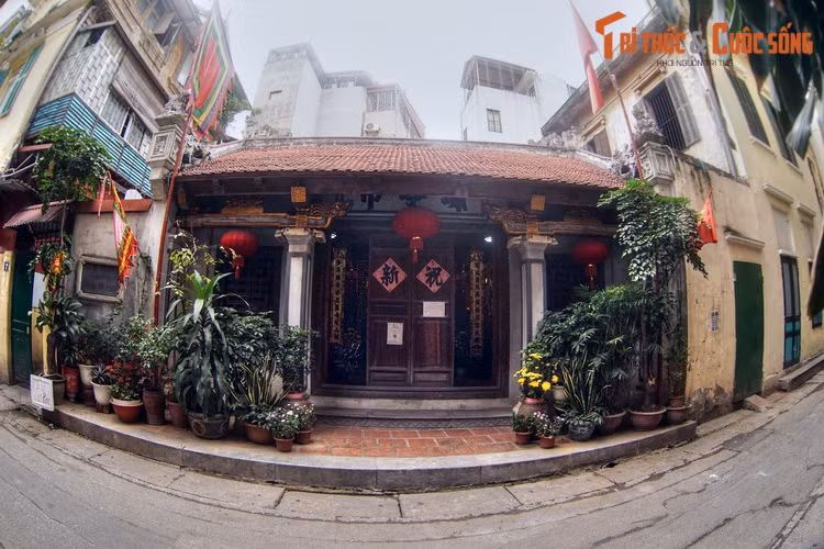 Nằm ở số 2 phố Yên Thái, phường Hàng Gai, quận Hoàn Kiếm, đình Tú Thị là nơi thờ ông Lê Công Hành, người được coi là ông tổ của những người thợ thêu cổ truyền Việt Nam.