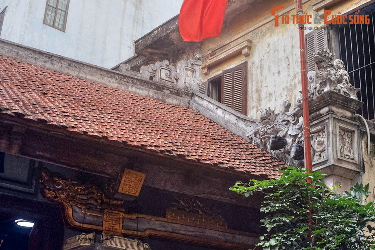 Theo các tư liệu sử, ông Lê Công Hành sinh năm 1606, lúc trẻ tên là Trần Quốc Khải, là người làng Quất Động, huyện Thường Tín (nay thuộc Hà Nội). Ông đỗ Tiến sĩ đời vua Lê Thần Tông (năm 1637), được triều đình bổ dụng, làm đến chức Thượng thư Bộ Công.