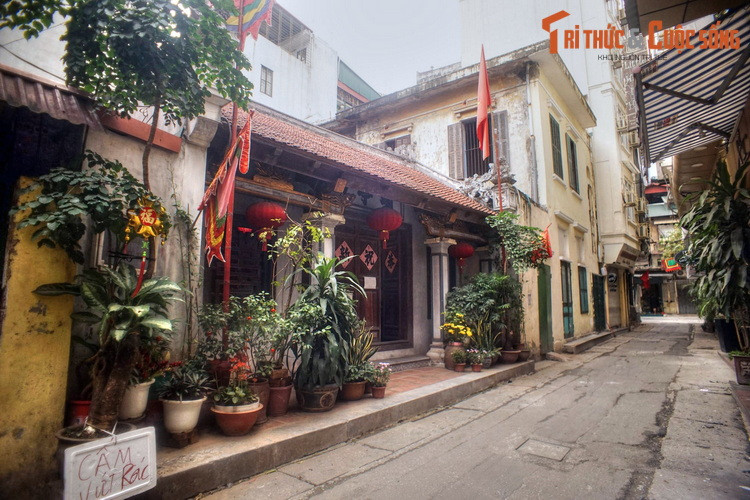 Tại đây, họ đã xây dựng đình Tú Thị để thờ Ông tổ nghề thêu Lê Công Hành. Ngôi đình được xây vào năm 1891.