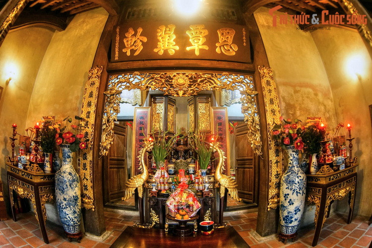 Do lập được nhiều công trạng, ông được triều đình ban cho Kim tử Vinh Lộc Đại phu, chức Tả thị lang bộ Công, tước Thanh Lương hầu, được vua ban quốc tính. Do đó mà ông có tên Lê Công Hành.