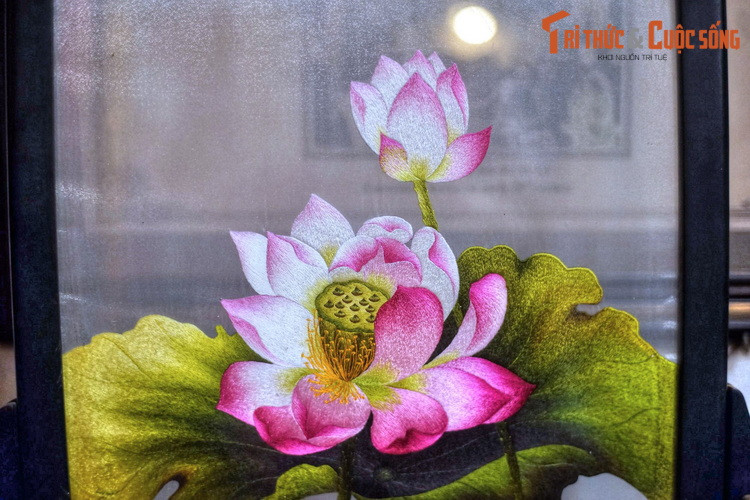 Ghé thăm đình Tú Thị, người dân và du khách cũng có cơ hội tìm hiểu về giá trị nghề thêu truyền thống qua các hình ảnh, tư liệu lịch sử, cùng các tác phẩm thêu đương đại.