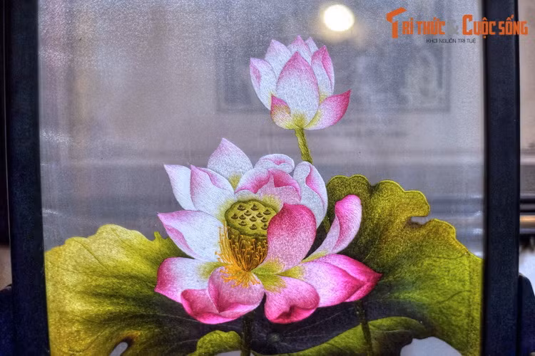 Ghé thăm đình Tú Thị, người dân và du khách cũng có cơ hội tìm hiểu về giá trị nghề thêu truyền thống qua các hình ảnh, tư liệu lịch sử, cùng các tác phẩm thêu đương đại.