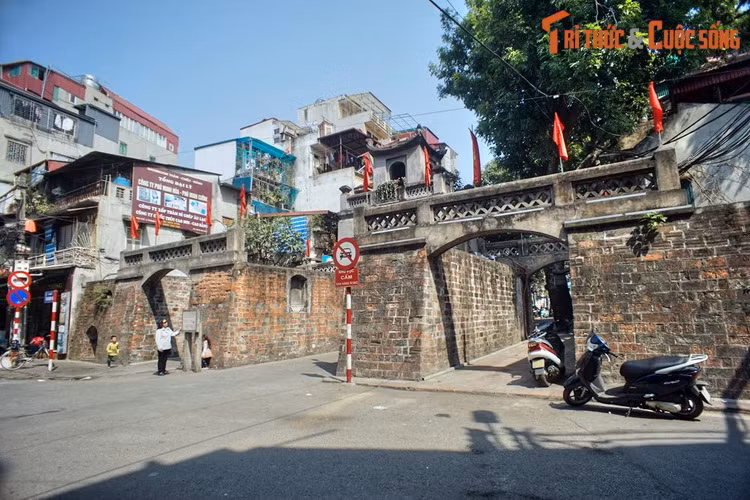 Công trình được thiết kế theo kiểu vọng lâu, gồm 2 tầng. Tầng dưới có 3 cửa, một cửa nằm chính giữa, cao và rộng khoảng 3 mét, hai cửa phụ nằm ở hai bên, rộng khoảng 1.65 mét, cao 2.5 mét. Cả ba cửa đều được thiết kế theo kiểu vòm cuốn.