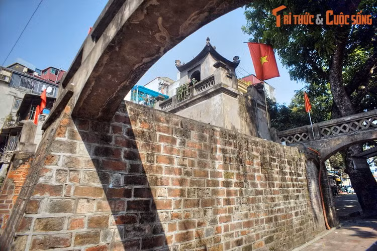 Người ta gọi đây là cửa ô Quan Chưởng để ghi nhớ sự hy sinh của viên quan Chưởng Cơ người Bắc Ninh đã cùng với khoảng 100 binh lính anh dũng chiến đấu chống quân Pháp khi chúng đánh vào thành Hà Nội lần thứ nhất (1873) qua cửa ô Đông Hà.