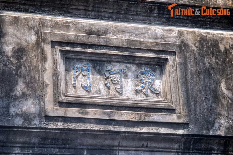 Trên vòm cửa chính có một khung hình chữ nhật đắp nổi ba chữ Hán bằng mảnh sứ màu xanh: “Đông Hà Môn”. Theo sử sách, cửa ô này được xây dựng vào năm Cảnh Hưng thứ 10 (1749), vốn là cửa ô nằm ở phường Đông Hà trước kia.