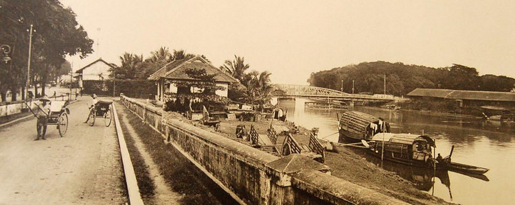 Cầu Khánh Hội và bờ kênh Bến Nghé.