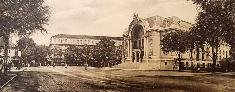 Quảng trường phía trước nhà hát.