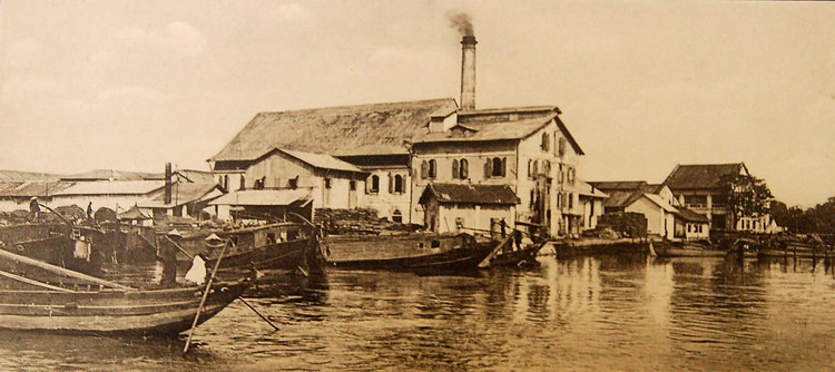 Nhà máy xay gạo của người Hoa ở Chợ Lớn.