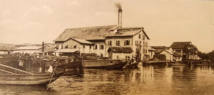 Nhà máy xay gạo của người Hoa ở Chợ Lớn.