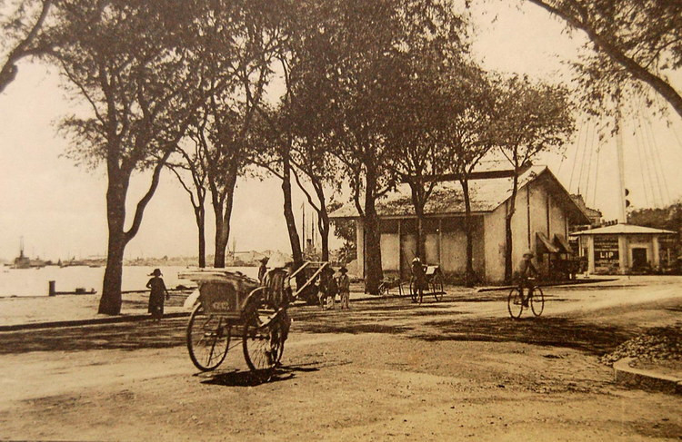 Cột cờ Thủ Ngữ bên sông Sài Gòn.