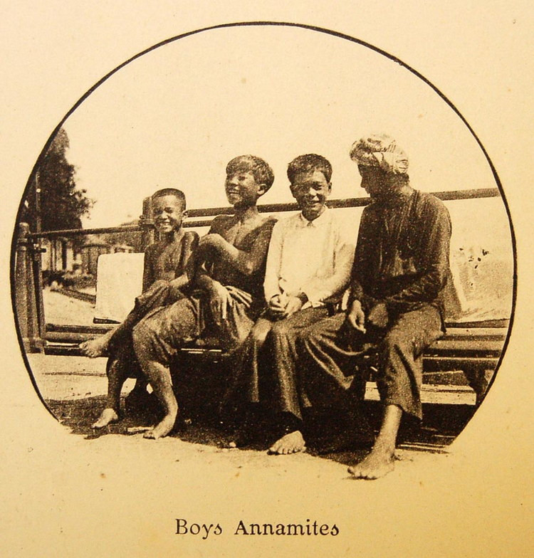 Bốn cha con ở Sài Gòn.