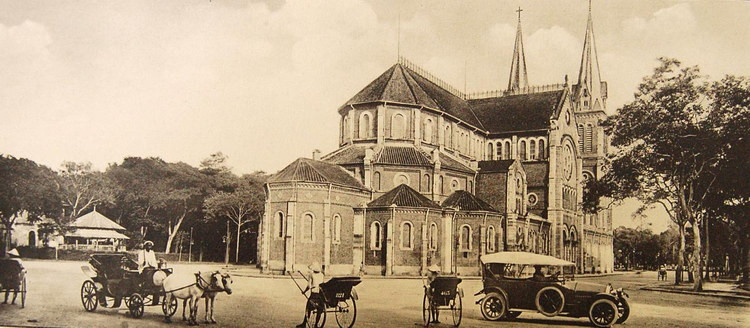 Nhà thờ Đức Bà, nhìn từ mặt sau.