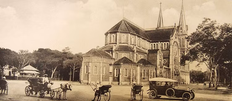 Nhà thờ Đức Bà, nhìn từ mặt sau.