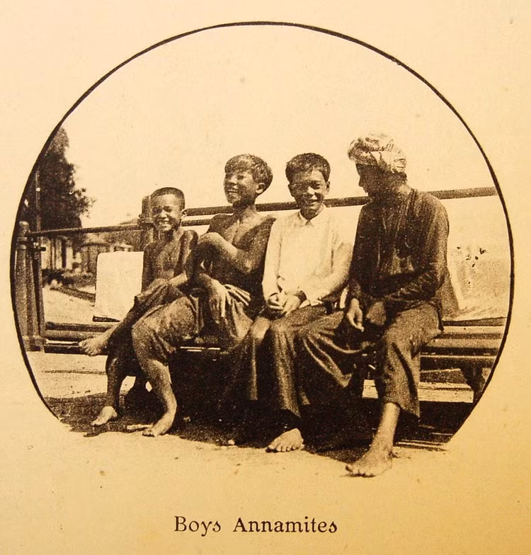 Bốn cha con ở Sài Gòn.