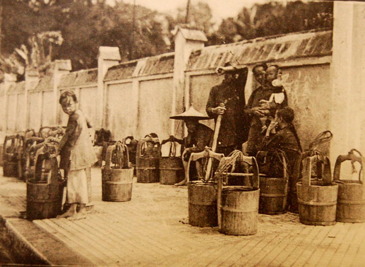 Những người gánh nước thuê.