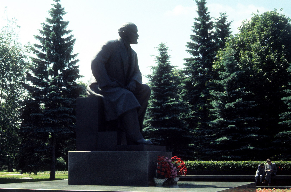 Tượng đài lãnh tụ V. I. Lenin tại vườn hoa của điện Kremly.