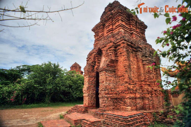 Trong các tòa tháp Chăm có từ thế kỷ thứ VIII còn tồn tại đến nay, Po Sah Inư chính là công trình còn nguyên vẹn nhất.