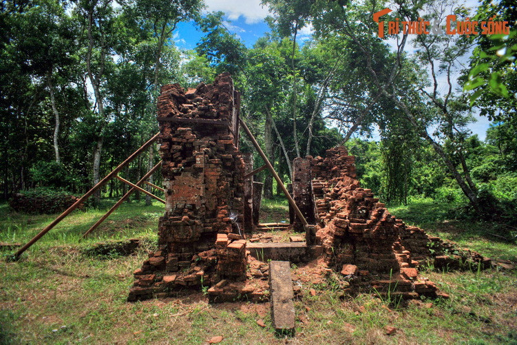 Do sự tàn phá của thời gian và bom đạn, ngày nay các tháp E1, F1 ở thánh địa Mỹ Sơn đã bị đổ nát nghiêm trọng.