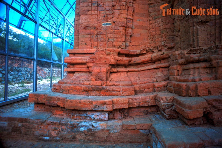 Theo các nhà nghiên cứu, tháp Phú Diên thuộc là nhóm tháp khởi đầu của kiến trúc tôn giáo Chăm xây dựng bằng chất liệu bền vững. Di tích này được phát hiện vào năm 2001 theo một cách hoàn toàn ngẫu nhiên.