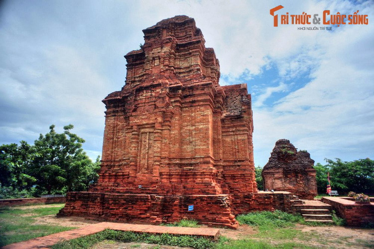 Khu đền tháp này được người Chăm xây dựng từ cuối thế kỷ 8, đầu thế kỷ 9. Nhóm tháp gồm 3 tháp: Tháp chính A hơi chếch về phía Nam, hai tháp phụ là B hơi chếch về phía Bắc và C chếch về hướng Đông cạnh tháp A.