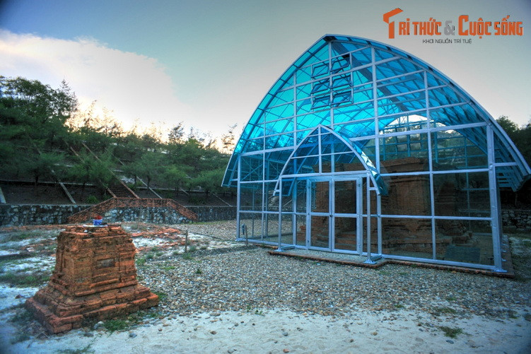 2. Nằm ở xã Phú Diên, huyện Phú Vang, tỉnh Thừa Thiên Huế, tháp Phú Diên hay tháp Mỹ Khánh có niên đại từ khoảng giữa thế kỷ VIII, là một trong những tòa tháp Chăm lâu đời nhất còn tồn tại ở Việt Nam đến nay.