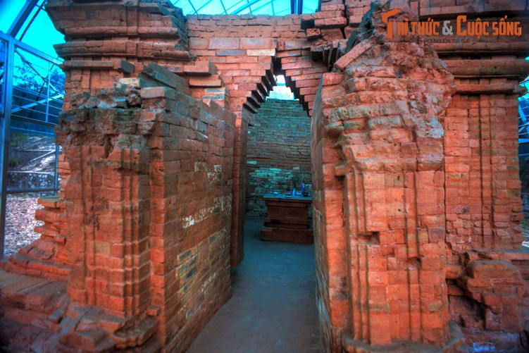 Cấu trúc còn lại của tháp Phú Diên gồm phần móng tháp, đế tháp, chân tháp, thân tháp, diềm mái và lòng tháp. Mặt bằng lớp dưới cùng của tháp dài 8,22 mét, rộng 7,12 mét. Công trình thuộc dạng tháp lùn trong nghệ thuật kiến trúc tháp Chăm.