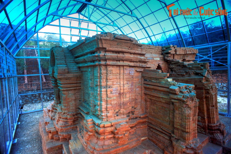 Tháp nằm sâu dưới lòng cồn cát từ 5 – 7 mét, thấp hơn mực nước biển 3-4 mét và chỉ cách mép nước biển 120 mét. Đây là một vị trí rất đặc biệt , vì phần lớn các tháp Chăm được biết đến ở Việt Nam đều nằm trên các đỉnh đồi và cách xa bờ biển.