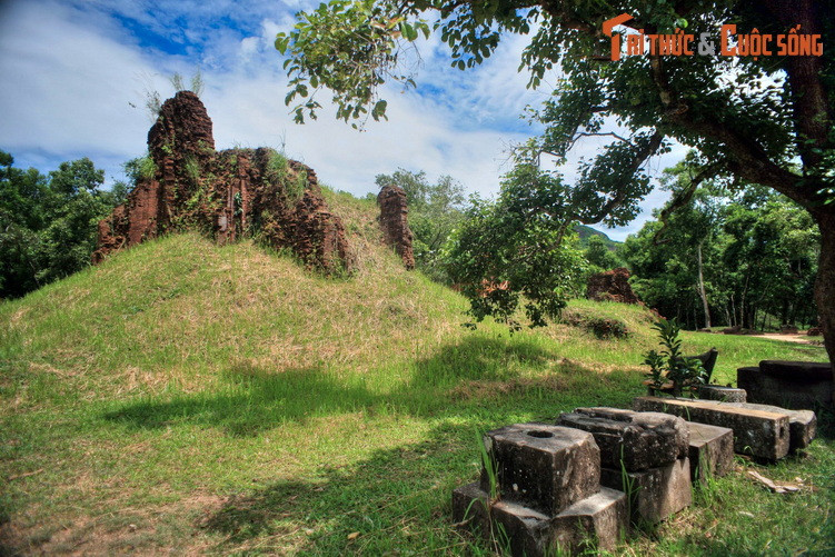 1. Nằm ở xã Duy Phú, huyện Duy Xuyên, tỉnh Quảng Nam, Thánh địa Mỹ Sơn là quần thể đền tháp Chăm quy mô lớn nhất Việt Nam. Các công trình ở nơi đây được xây trong nhiều thế kỷ, trong đó có niên đại xưa nhất là các tháp E1, F1.