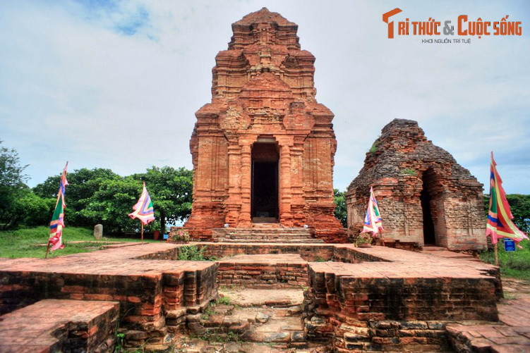 Kiến trúc của tháp Po Sah Inư thuộc về giai đoạn phong cách Hòa Lai. Tuy chỉ có kích thước vừa và nhỏ, nhưng tháp chắt lọc được những tinh hoa kỹ thuật kiến trúc và nghệ thuật trang trí của người Chăm xưa.