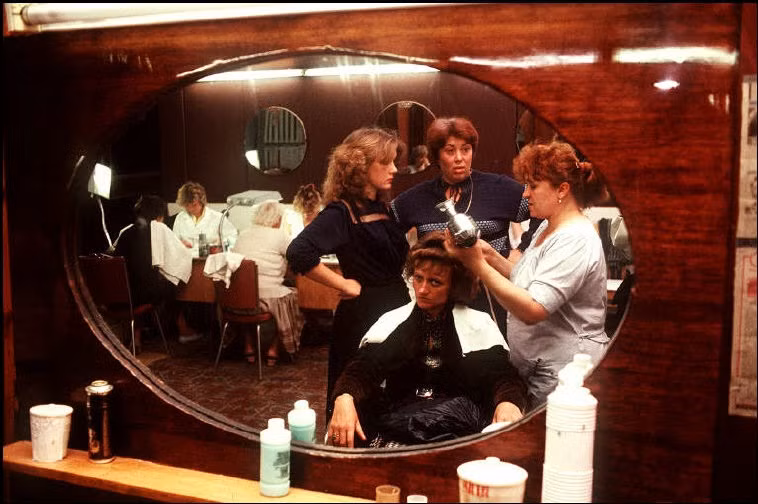 Bên trong một tiệm làm tóc ở Ukraine.