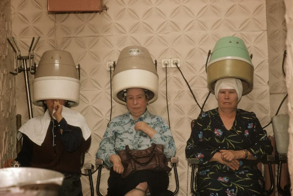 Các cụ bà đang "lên đời" mái tóc của mình.