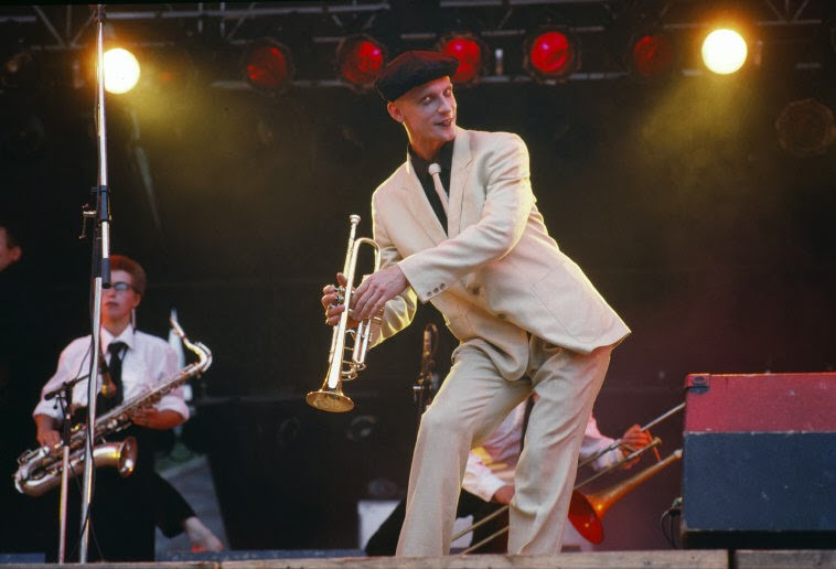 Nhạc công biểu diễn trên sân khấu nhạc nhẹ.