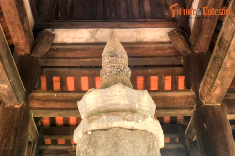 Không chỉ độc đáo về kiến trúc, cột kinh chùa Nhất Trụ còn là một hiện vật độc bản có giá trị văn hóa, lịch sử to lớn. Trên tám mặt của cây cột khắc khoảng 2.500 chữ Hán, nội dung chủ đạo là những lạc khoản, kệ kinh Phật, phản ánh một giai đoạn lịch sử của Phật giáo Việt Nam.