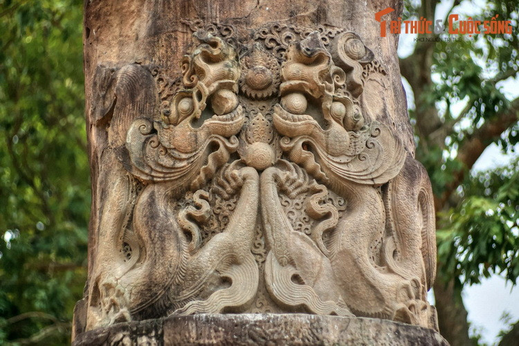 Cột có chiều cao hơn 5 mét (chưa tính phần chìm dưới lòng đất), nặng trên 40 tấn, gồm hai phần: phần cột và phần bệ đá. Phần cột là nơi tập trung tinh hoa mỹ thuật của cột đá, được chạm nổi đôi rồng theo đồ án “lưỡng long hiến châu”.