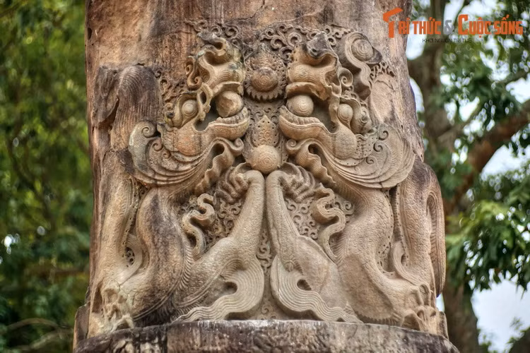 Cột có chiều cao hơn 5 mét (chưa tính phần chìm dưới lòng đất), nặng trên 40 tấn, gồm hai phần: phần cột và phần bệ đá. Phần cột là nơi tập trung tinh hoa mỹ thuật của cột đá, được chạm nổi đôi rồng theo đồ án “lưỡng long hiến châu”.