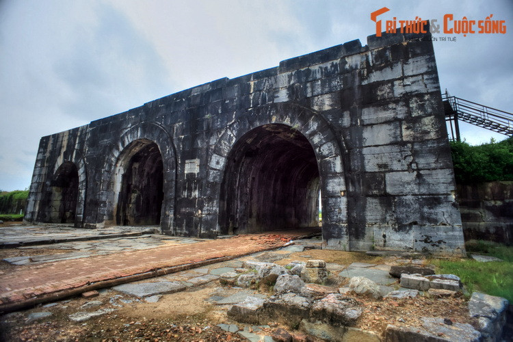 Công trình dài 33,8 mét, cao 9,5 mét, rộng 15,17 mét, có ba cửa được xây kiểu vòm cuốn, đá xếp múi bưởi, trong đó vòm cửa giữa được xây rộng và cao hơn so với hai vòm cửa ở hai bên.