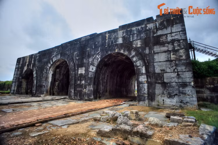 Công trình dài 33,8 mét, cao 9,5 mét, rộng 15,17 mét, có ba cửa được xây kiểu vòm cuốn, đá xếp múi bưởi, trong đó vòm cửa giữa được xây rộng và cao hơn so với hai vòm cửa ở hai bên.