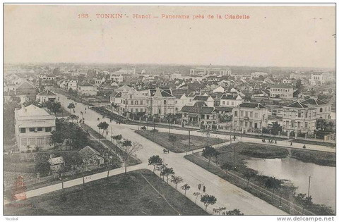 Khu vực Ba Đình nhìn từ đỉnh Cột cờ Hà Nội. Con đường lớn trong tấm ảnh ngày nay là đường Điện Biên Phủ.