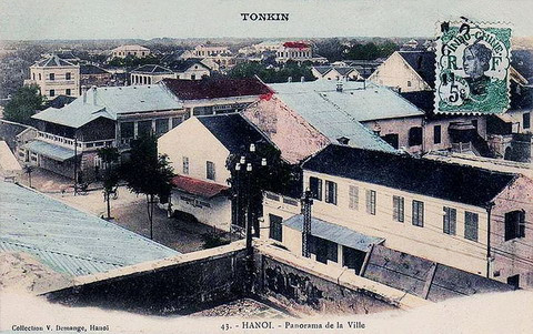 Quang cảnh Hà Nội nhìn từ sân thượng Nhà xuất bản Imprimerie Typo-lithographique F.H. Schneider, bên cạnh khách sạn Métropole.