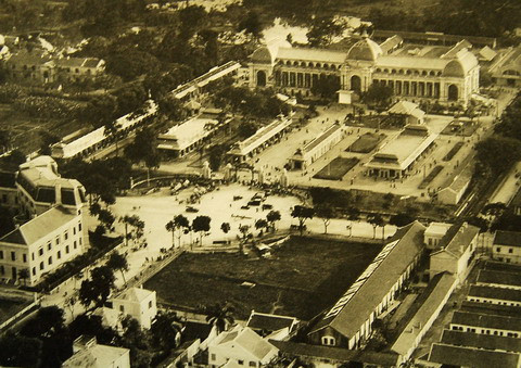 Nhà đấu xảo nhìn từ máy bay. Công trình bị phá hủy thời Thế chiến II, ngày nay là Cung văn hóa Hữu nghị Hà Nội.