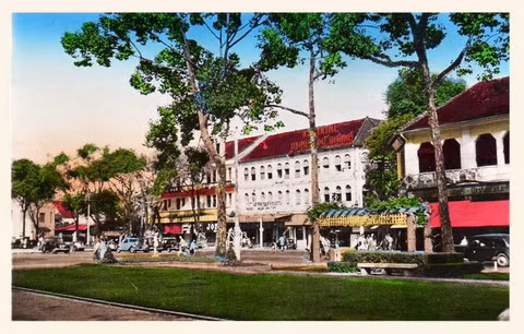 Khu công viên dọc đại lộ Bonard, trước nhà hát thành phố, Sài Gòn khoảng thập niên 1940 đầu 1950.