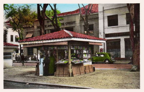 Sạp báo trên đại lộ Charner, phía sau là Tòa Hòa giải.