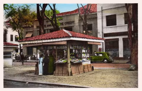 Sạp báo trên đại lộ Charner, phía sau là Tòa Hòa giải.